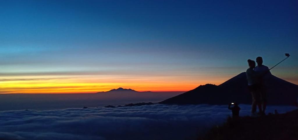 Menikmati Mujair NyatNyat Sambil Melihat Indahnya Gunung Batur 1 selfie di gunung batur