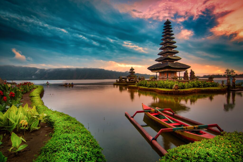 Wisata Kintamani, Pesona Keindahan Di Sekitaran Kaldera Bali 7 Pura ulun danu batur